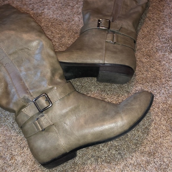 knee-high light brown boots - Picture 1 of 3